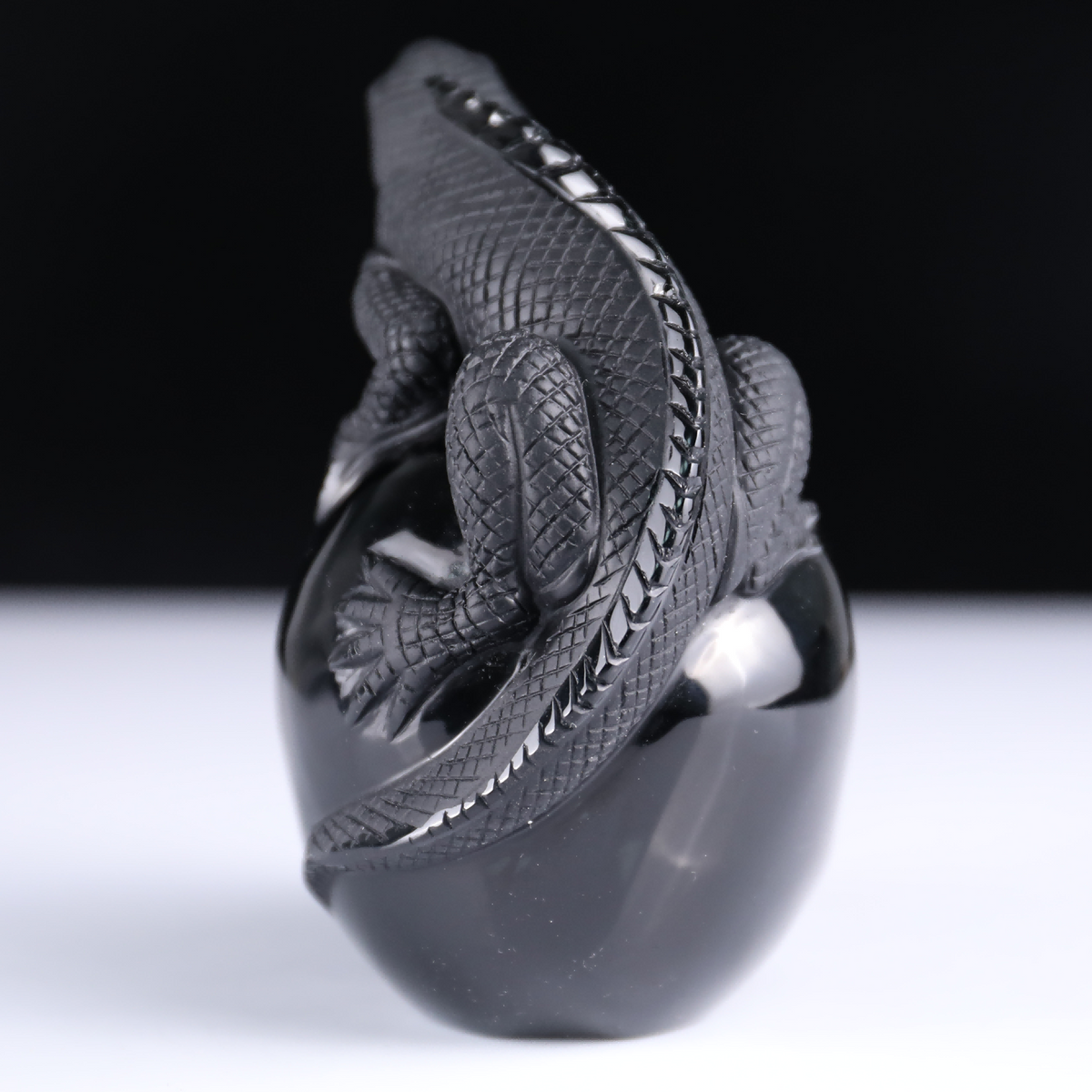 Crâne de lézard en obsidienne noire