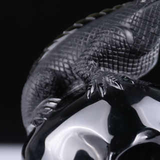 Crâne de lézard en obsidienne noire