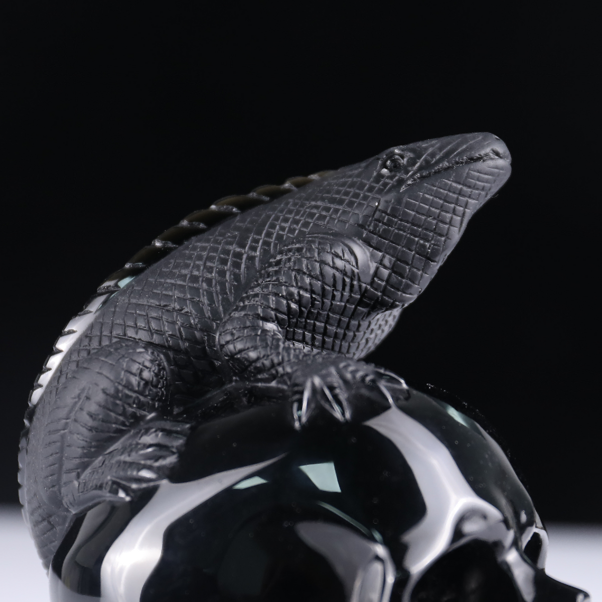 Crâne de lézard en obsidienne noire