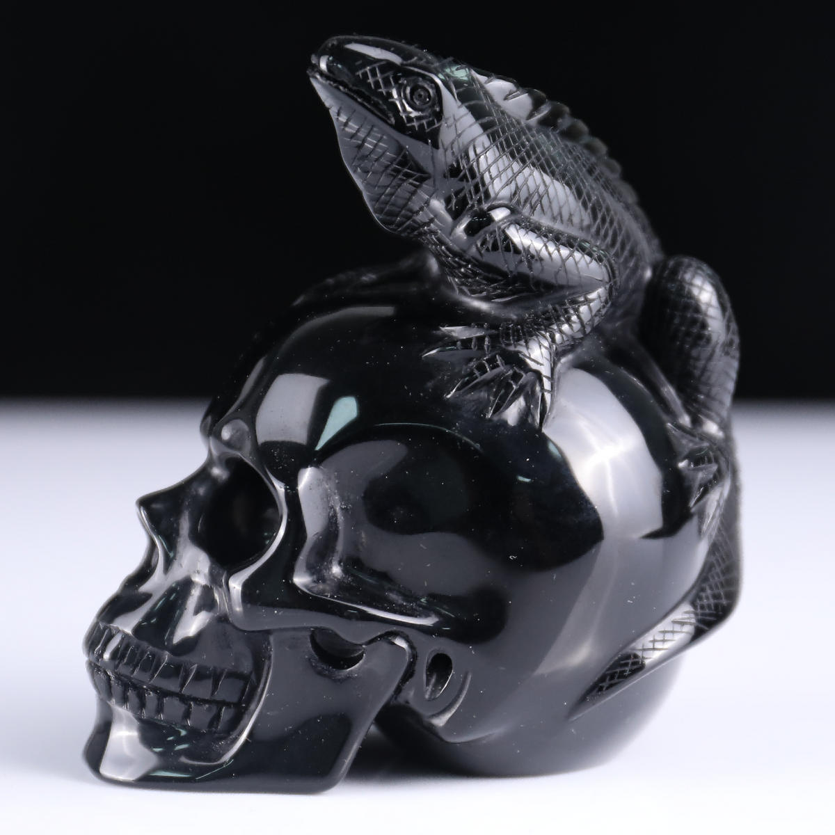 Crâne de lézard en obsidienne noire