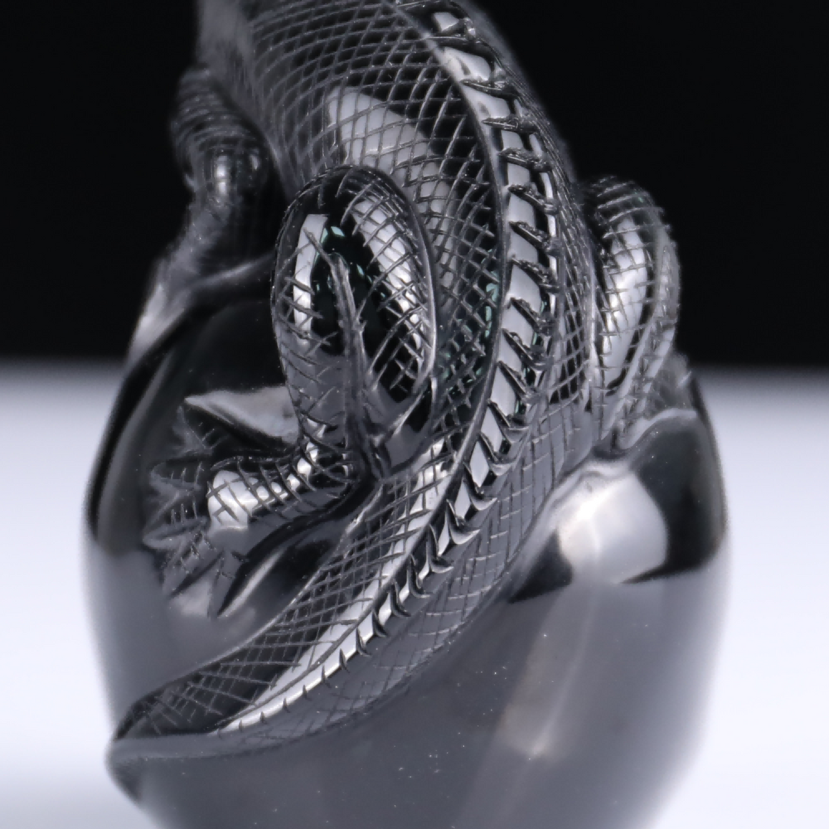 Crâne de lézard en obsidienne noire