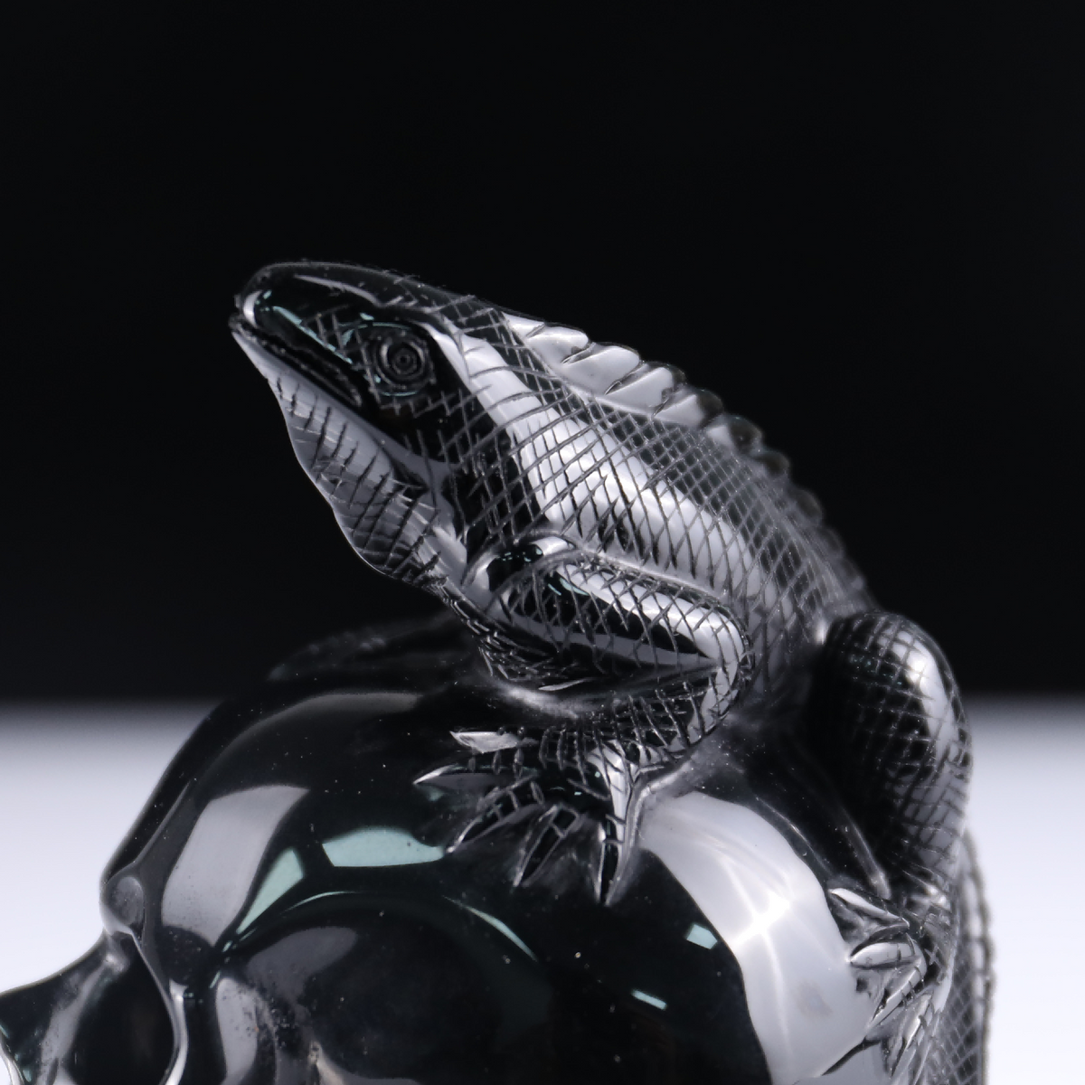 Crâne de lézard en obsidienne noire