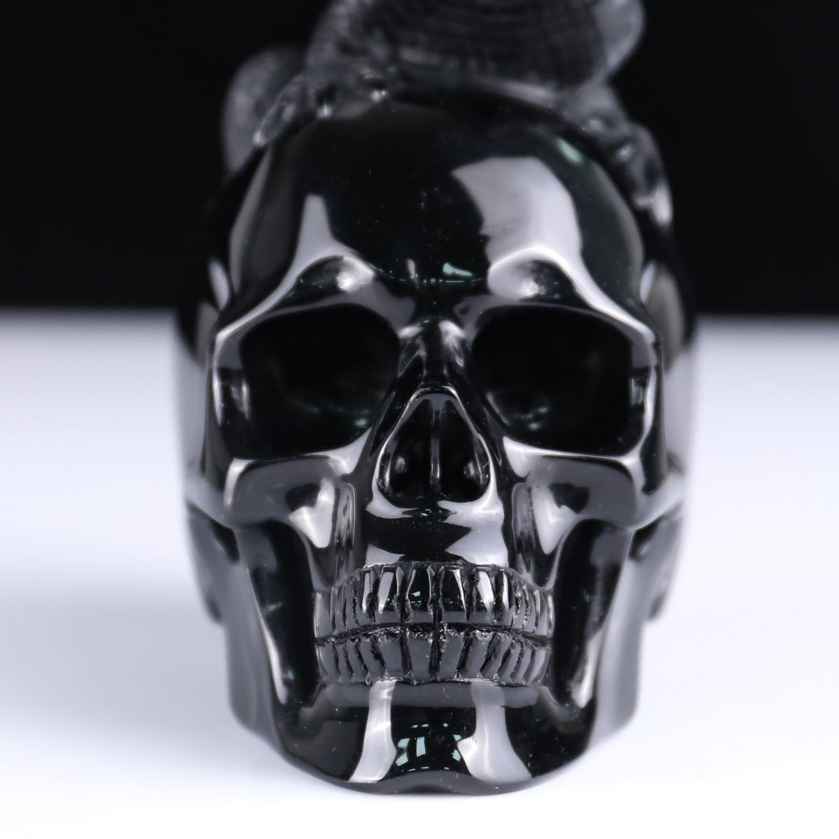 Crâne de lézard en obsidienne noire