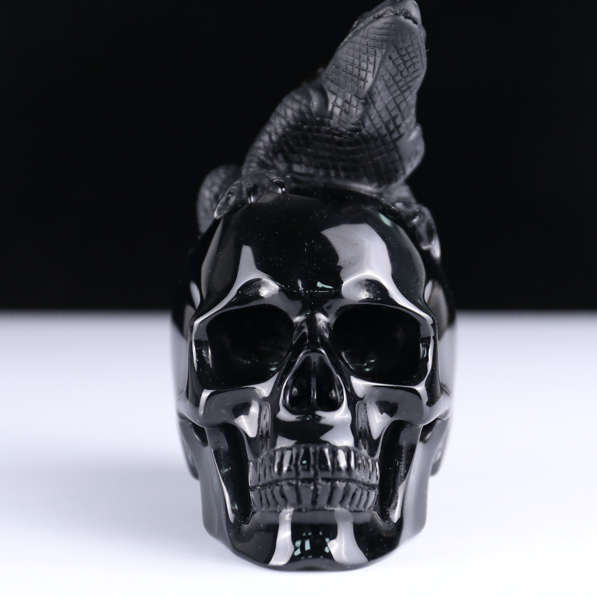 Crâne de lézard en obsidienne noire