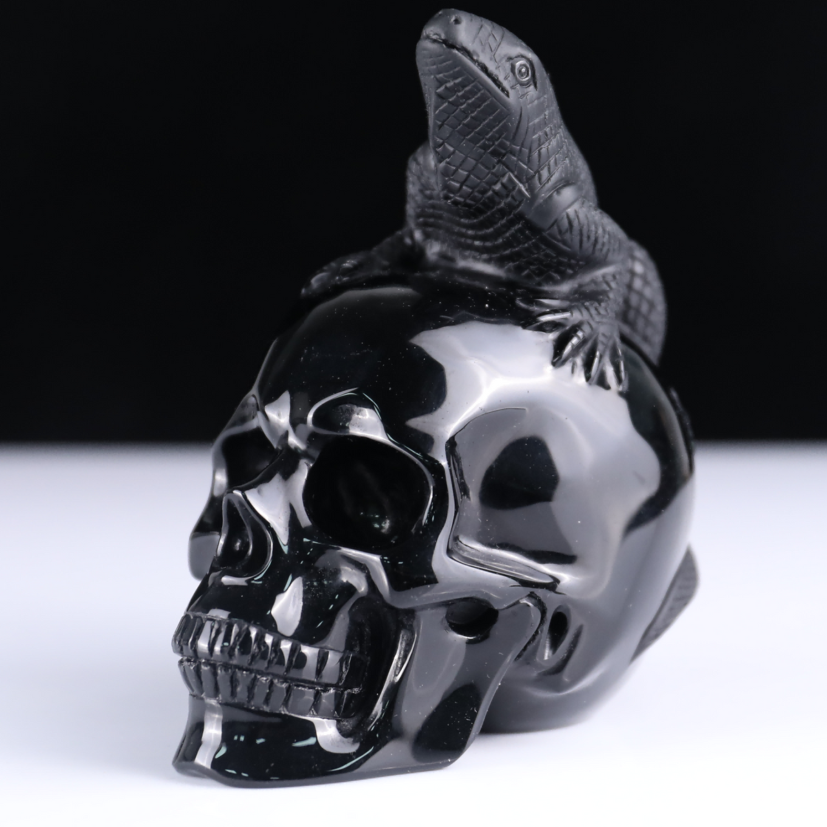 Crâne de lézard en obsidienne noire