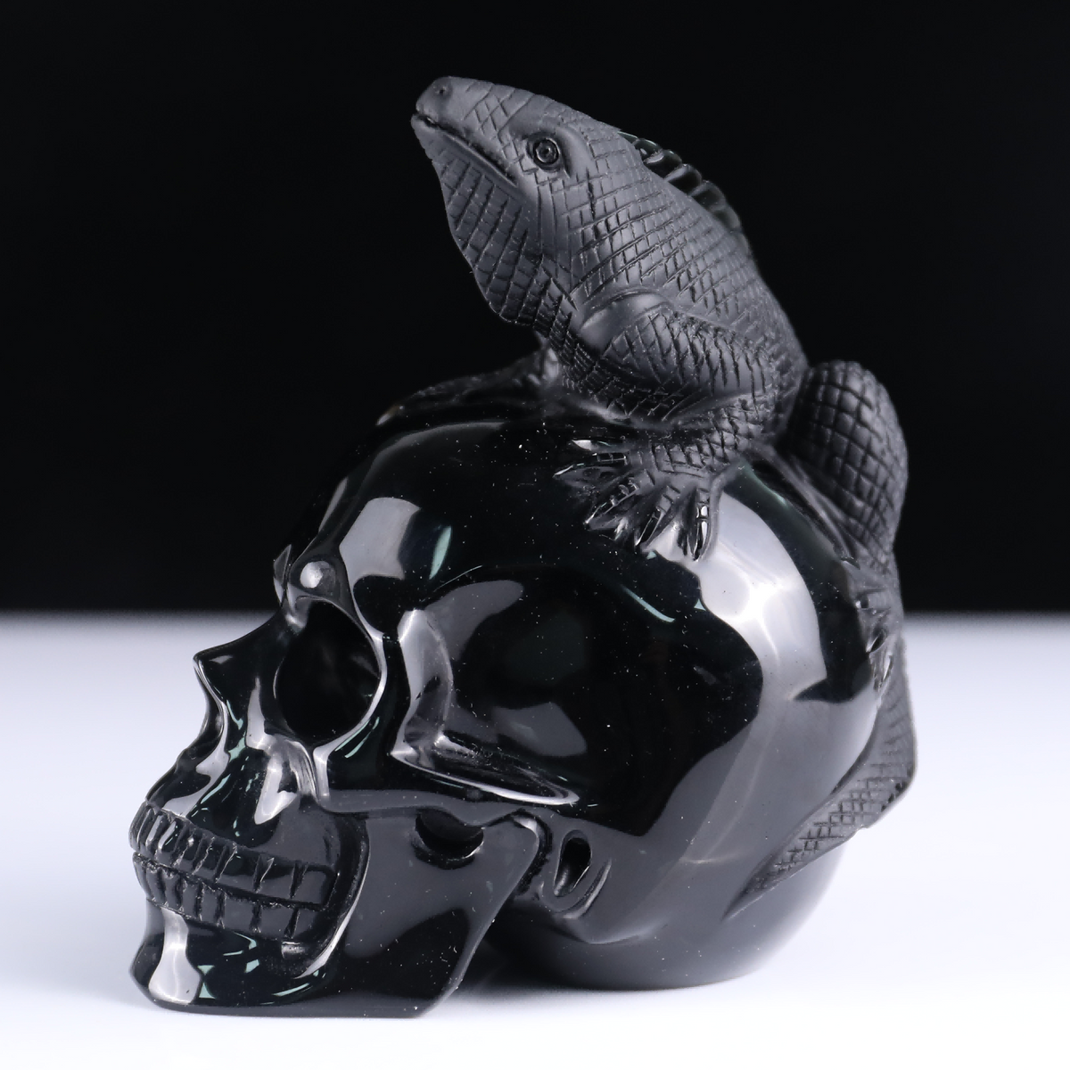 Crâne de lézard en obsidienne noire